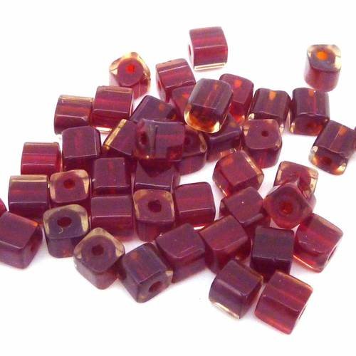 25 perles cube angle arrondi 4,5mm en verre rouge grenat