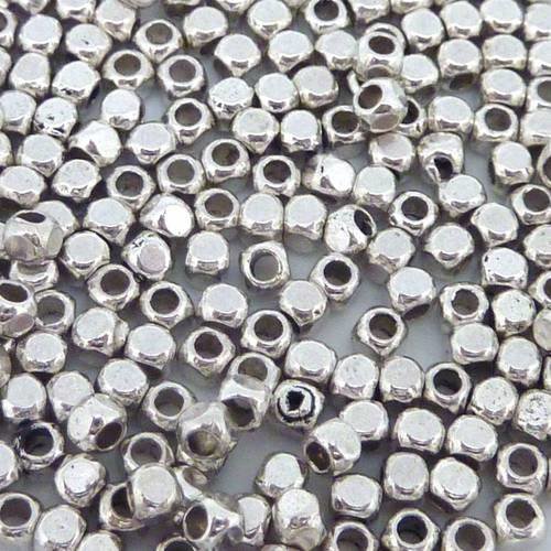 20g soit environ 400 perles cube, facette 2,5mm en métal argenté, fine et petite 