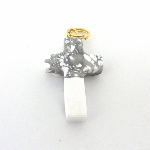 5 pendentifs, croix 25,8mm en pierre blanche marbré, anneau doré 