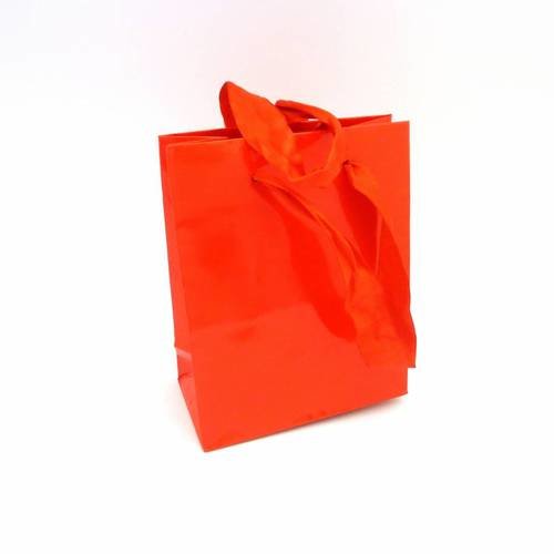 Pochette cadeaux en papier glacé rouge vif uni lanière rouge 