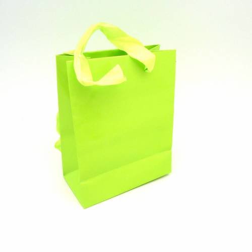 Pochette cadeaux en papier glacé vert anis quasi fluo lanière verte 