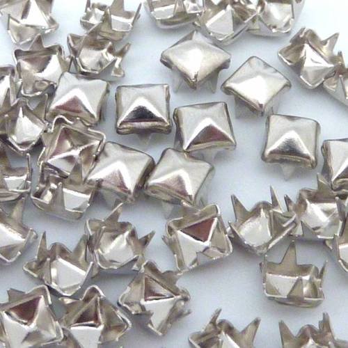70 clous pyramides carré 5mm griffe en métal argenté