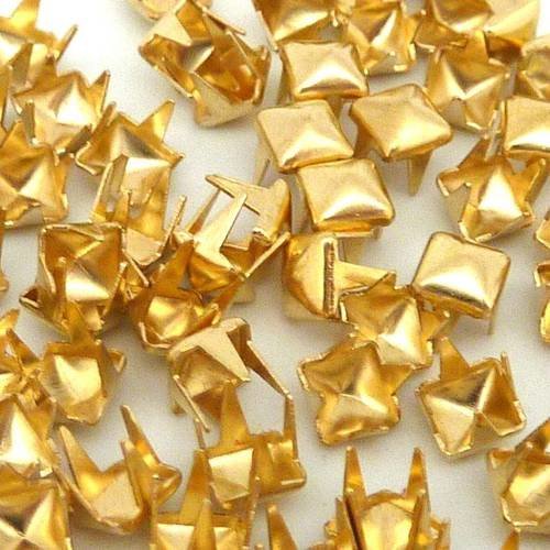 15 clous pyramides carré griffe 4mm en métal doré 