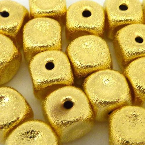 R-4 perles brillantes cube 8mm en métal doré texturé