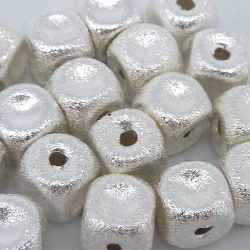R-4 perles brillantes cube 8mm en métal argenté texturé 