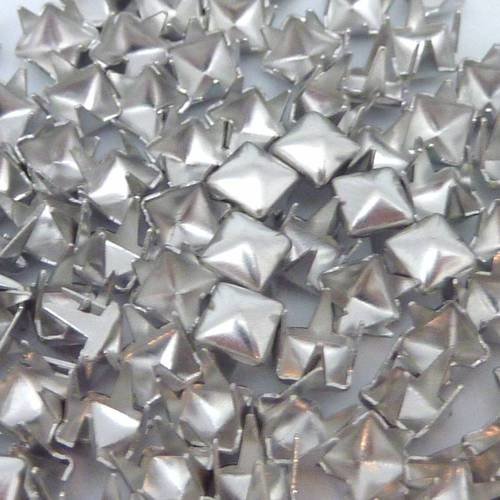 100 clous pyramides carré griffe 4mm en métal argenté