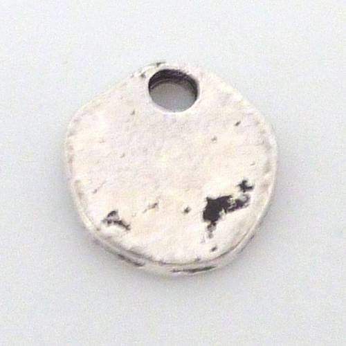 Breloque médaille baroque 9,4mm en métal argenté vieilli  martelé 