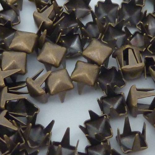 5 clous pyramides carré griffe 4mm en métal bronze 