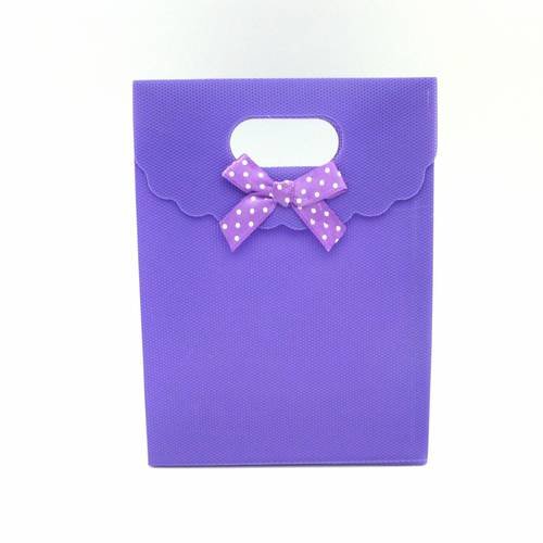 Pochette cadeaux uni violet plastifié mat avec noeud violet à pois