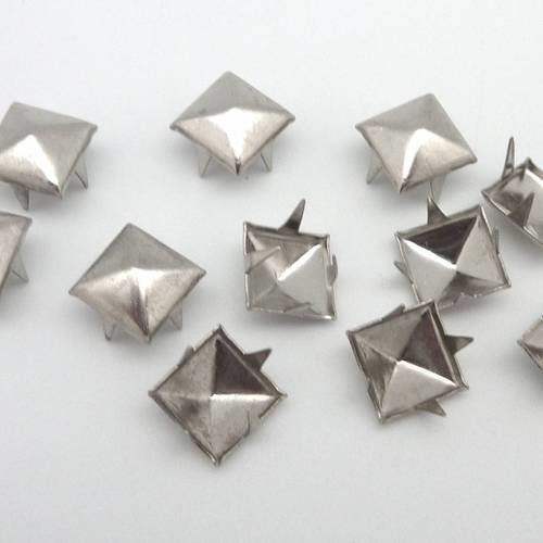 5 clous griffe pyramides 9,5mm en métal argenté inoxydable