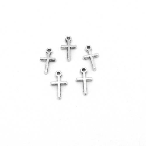 30 petites breloque pendentif, croix en métal argenté 13mm x 7mm