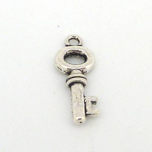 Breloque, pendentif clé en métal argenté 