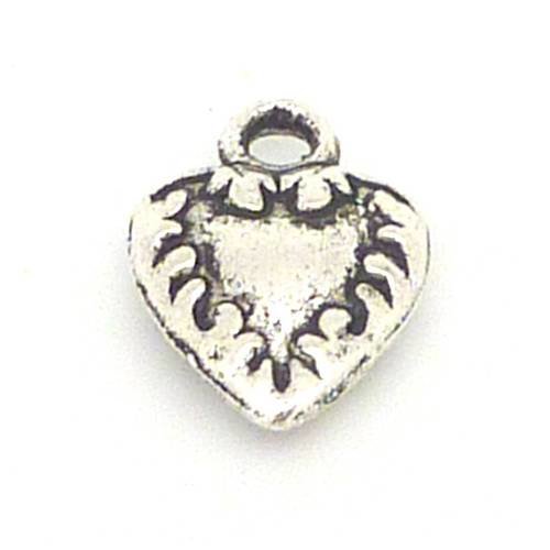 Breloque, pendentif coeur gravé en métal argenté travaillé 13,5mm 