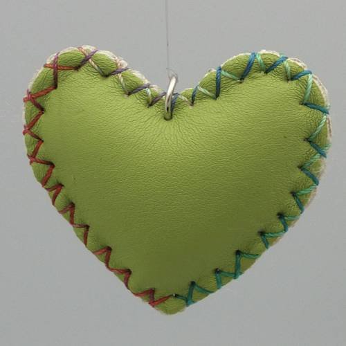 Pendentif, breloque coeur vert anis imitation cuir 5cm