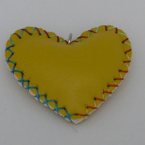 Pendentif, breloque coeur jaune imitation cuir 5cm 