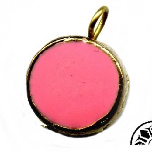Pendentif, perle en métal doré émaillé rose