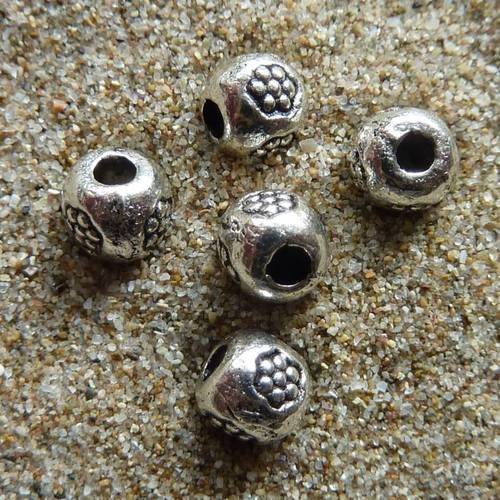 5 perles rondes avec petite fleur gravé en métal argenté, fine 4,4m