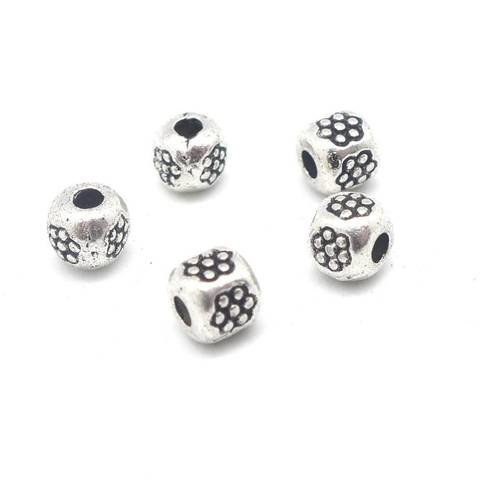 50 perles carré arrondi avec petite fleur gravé en métal argenté, fine 4mm idéal bracelet wrap