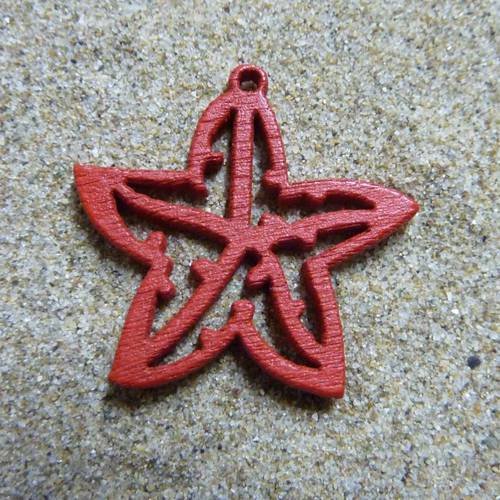Estampe, pendentif étoile filigrane en bois peint couleur rouge