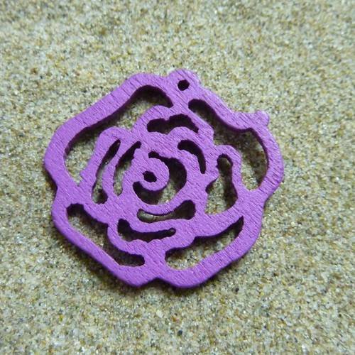 Estampe, pendentif fleur rose filigrane en bois peint couleur violet