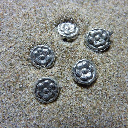 R-5 perles ronde, pastille, disque gravé d'une fleur en métal argenté 