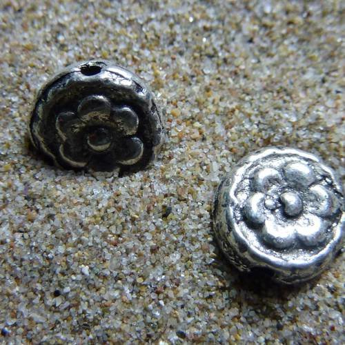Perles ronde, pastille, disque gravé d'une fleur en métal argenté