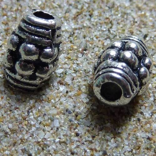 R-perle ovale, strié avec des boules en métal argenté 4,8mm 