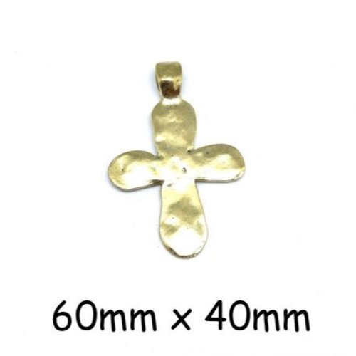 2 grands pendentifs croix doré pâle martelé en métal