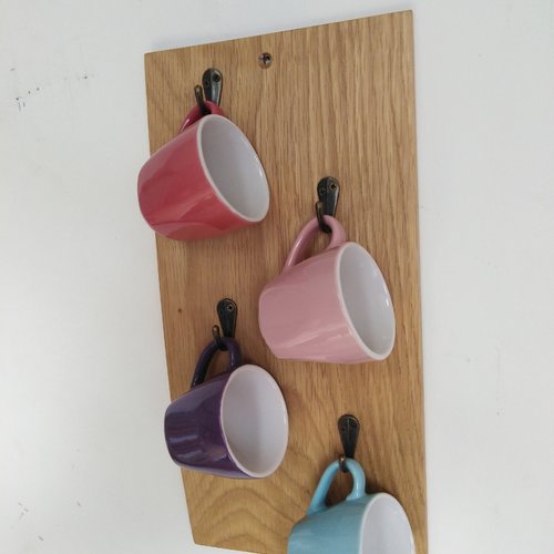Support en bois mural pour tasses à café, fabrication artisnale.