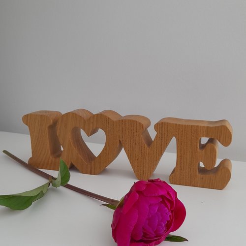 Love, mot en bois chêne massif à poser sur un meuble, découpe artisanale à la scie à chantourner.