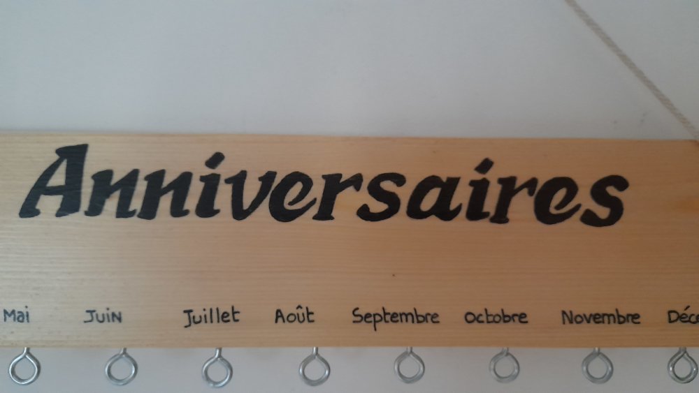 Calendrier perpétuel des anniversaires bois recyclé et 30 pastilles à  personnaliser avec prénoms dates d'anniversaires -  France