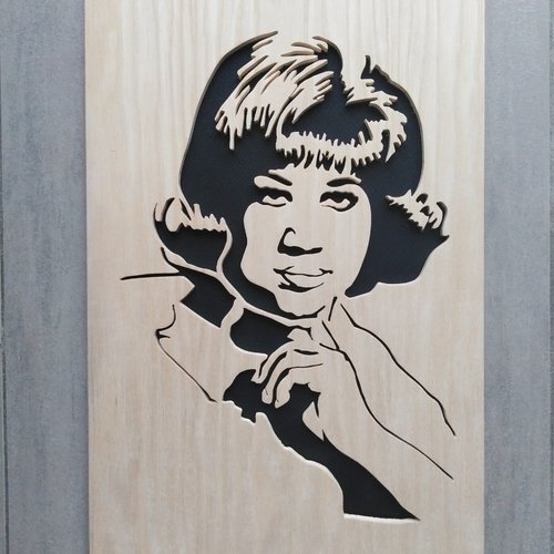 Aretha franklin, tableau en bois, découpe à la scie à chantourner . création artisanale.