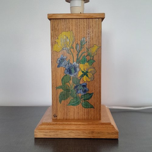 Pied de lampe en chêne, fabrication artisanale. motifs fleurs réalisés à la peinture acrylique. modèle unique.