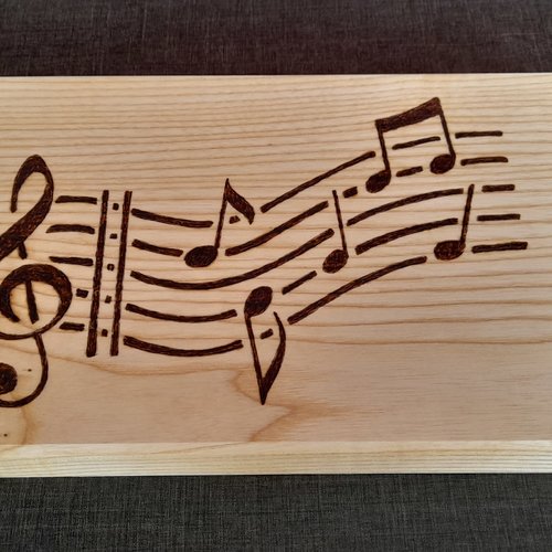 Partition de musique, dessous-de-plat en bois, motif au pyrograveur. création artisanale.