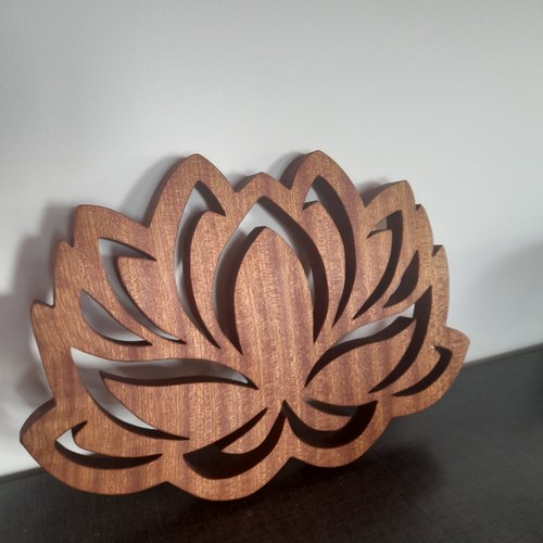 Fleur de lotus, nénuphar, dessous de plat  en bois exotique sipo, fleur de lotus, création artisanale française.