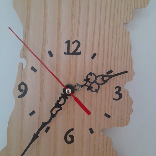 Portugal , horloge en bois contour carte . création artisanale.