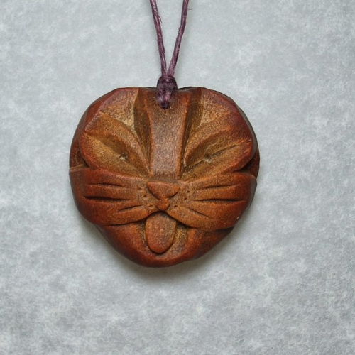 Pendentif quand les soucis vous rongent... bijou portrait de chat sculpté ; noyau d'avocat ; upcycling ; collier matériaux naturels
