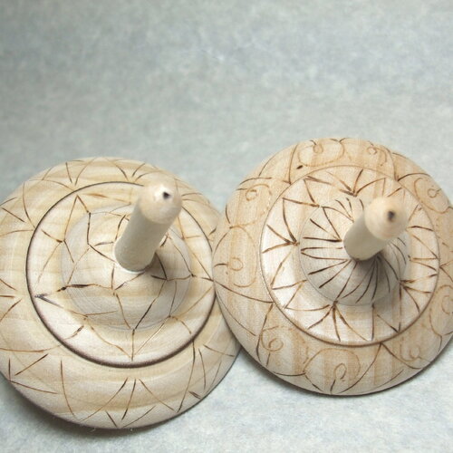 Deux toupies mandalas en bois à colorier pendant vos instants de relaxation diy, sur commande