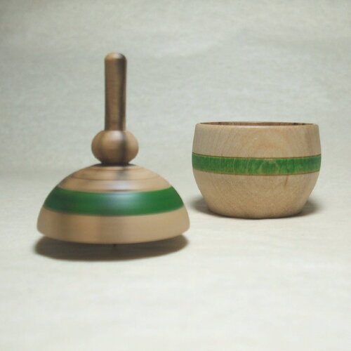 Petite boîte à bijoux en bois couvercle toupie fabriquée au tour à bois manuel, manual woodturning
