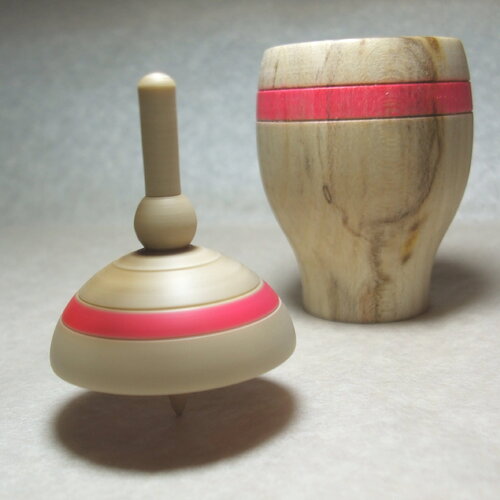 Petite boîte à bijoux au couvercle toupie fabriquée au tour à bois manuel, manual woodturning