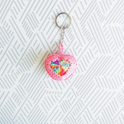 Coeur au crochet,  porte-clés / bijou de sac en 3d, pourtour rose, coeur multicolore,