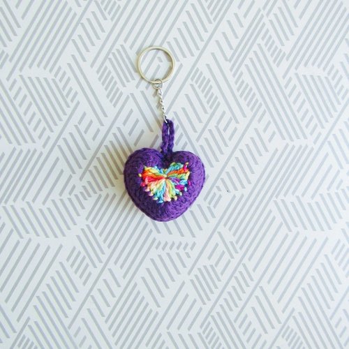 Coeur au crochet, porte-clés / bijou de sac en 3d, pourtour violet, coeur multicolore,