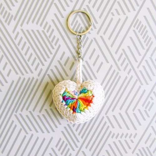 Porte-clés / bijou de sac coeur crochet, en 3d, pourtour écru, coeur multicolore,