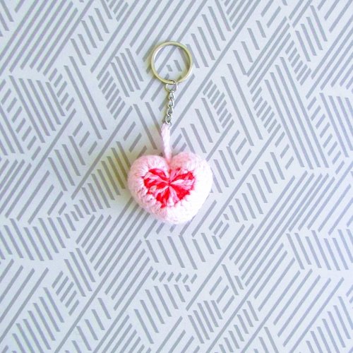 Porte-clés / bijou de sac coeur crochet, en 3d, pourtour rose bébé, coeur berlingot,