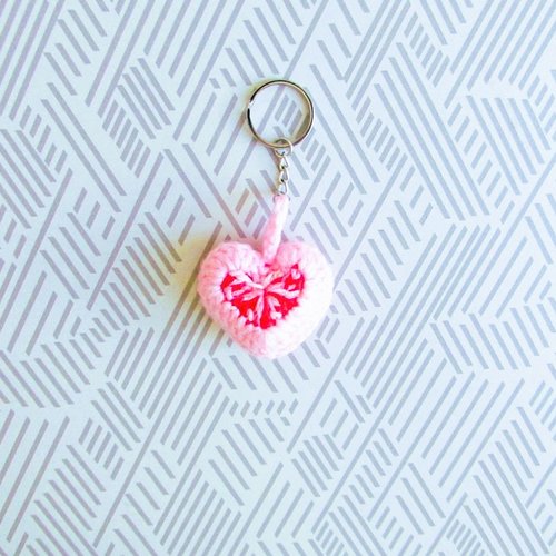 Porte-clés / bijou de sac coeur crochet, en 3d, pourtour rose fluo clair, coeur berlingot,