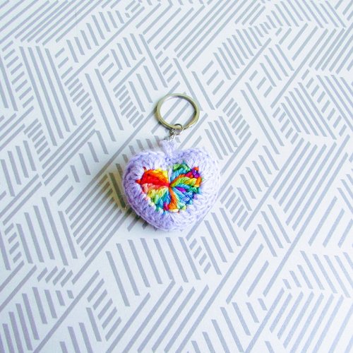 Porte-clés / bijou de sac coeur crochet, en 3d, pourtour parme, coeur multicolore,