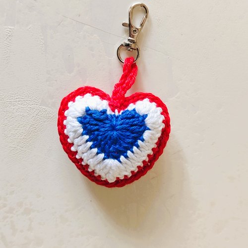 Porte-clés / bijou de sac, coeur crochet, en 3d, tricolore, bleu, blanc, rouge (21)