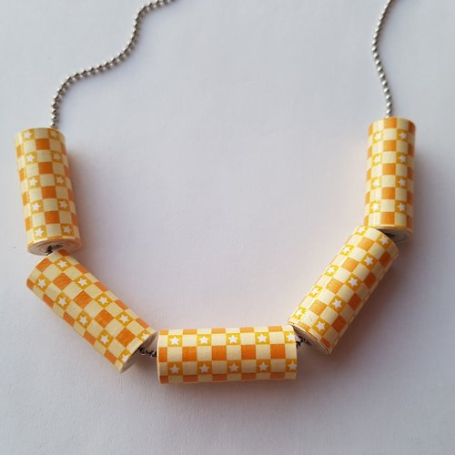 Collier perles en carton - carrés jaunes étoilés