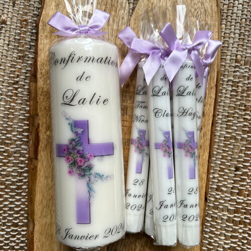 Bougie de baptême personnalisée croix violette et fleurs