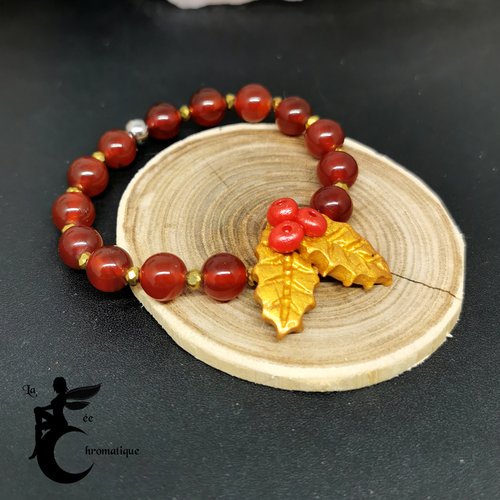 Bracelet cornaline et houx or et rouge - bijou de noël artisanal en pâte polymère, perles de pierre, et acier inoxydable